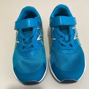Excellent condition boys new balance sneakers 2.5 extra wide